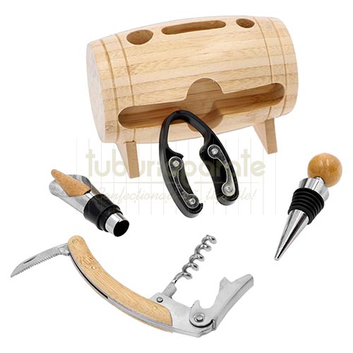 Set Vin DM6 Wood Barrel Set cadou pentru vin cu 4 accesorii incluse (dop metalic, taietor de capison, antipicurator si tirbuson) DM6