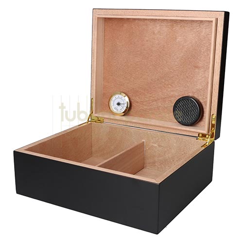 920089 Humidor trabucuri Angelo Black Gold Humidor pentru trabucuri marca Angelo Black Gold din lemn de cedru si MDF